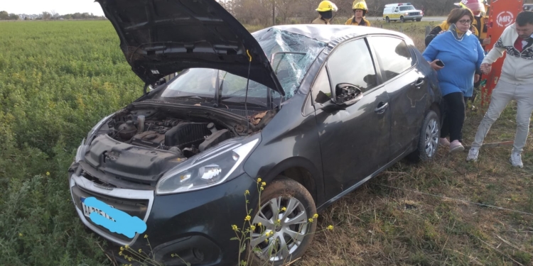 Un auto despistó entre San Genaro y Díaz: dos heridos