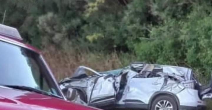 Tragedia en Las Rosas: un camión perdió su carga de ladrillos y un joven falleció