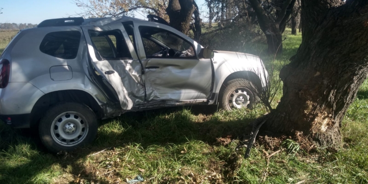 Un auto despistó y chocó contra un árbol en Ruta 34, entre Clason y San Genaro