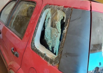 Entró a un garaje en ropa interior y se acostó a dormir dentro del auto