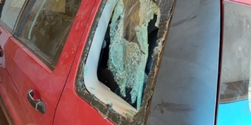 Entró a un garaje en ropa interior y se acostó a dormir dentro del auto