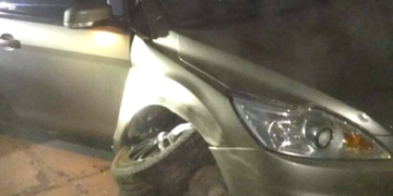 Un auto se estrelló contra un árbol en una avenida de Totoras: 4 heridos