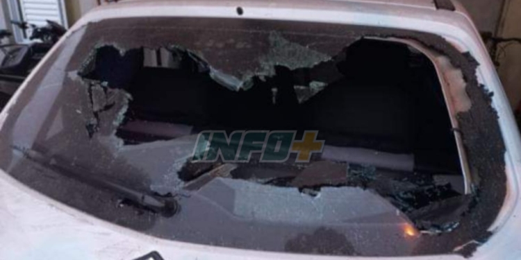 Madrugada violenta: destrozaron los vidrios de un auto estacionado