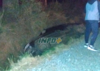 Un auto cayó a la cuneta en Timbúes y debieron rescatar a su conductor