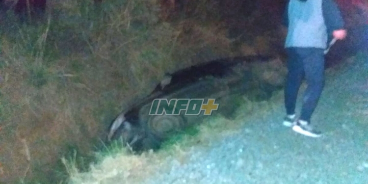 Un auto cayó a la cuneta en Timbúes y debieron rescatar a su conductor