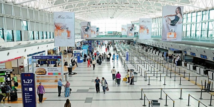 Una mujer de la región hizo una amenaza de bomba en Ezeiza para no perder un vuelo