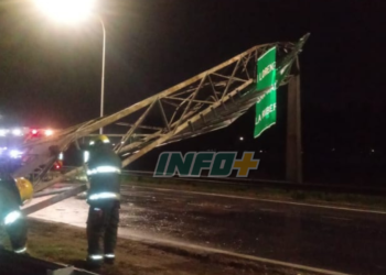 Un camión chocó y derribó un cartel en autopista