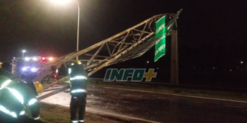 Un camión chocó y derribó un cartel en autopista