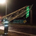 Un camión chocó y derribó un cartel en autopista