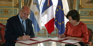 Santa Fe firmó convenio con Francia para la enseñanza del idioma en las escuelas