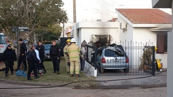 Tres heridos tras una explosión e incendio en una vivienda en Coronda: un hombre fue rescatado