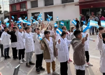 Emoción en Oliveros: alumnos prometieron lealtad a la Bandera