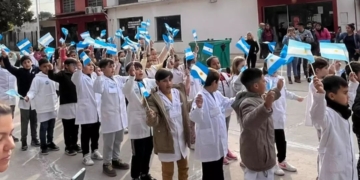 Emoción en Oliveros: alumnos prometieron lealtad a la Bandera