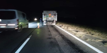 Un camión cargado con tubos de gas chocó con otro en autopista