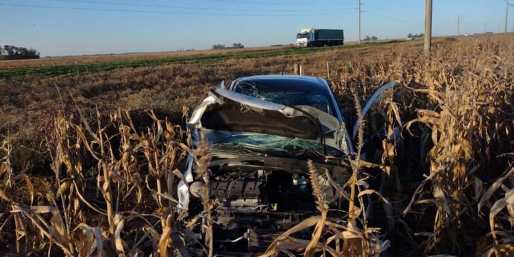 Despiste, vuelco y dos heridos sobre Ruta 80