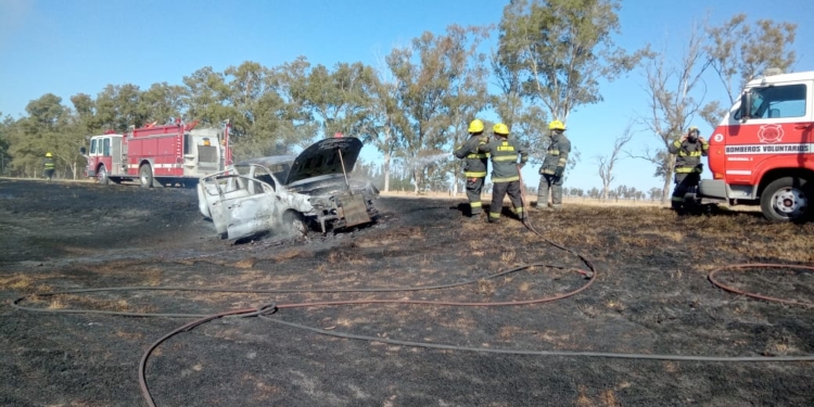 Una camioneta ardió en llamas cuando circulaba por Ruta 34