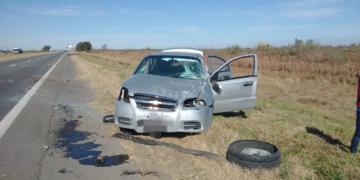Un auto cruzó de carril y volcó sobre autopista en Maciel: un menor herido