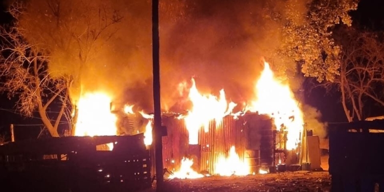 Atacaron a un hombre con un arma blanca y le prendieron fuego su casa