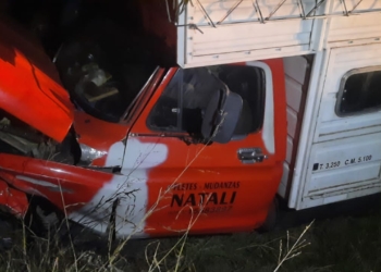 Un camión con dos ocupantes despistó en Barrancas sobre autopista