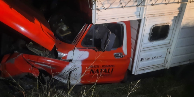 Un camión con dos ocupantes despistó en Barrancas sobre autopista