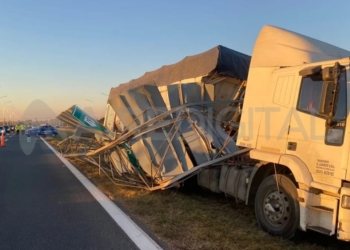 Un camión despistó en la autopista y derrumbó una columna de carteles