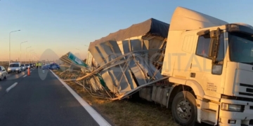 Un camión despistó en la autopista y derrumbó una columna de carteles
