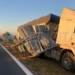 Un camión despistó en la autopista y derrumbó una columna de carteles
