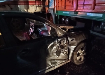 Un auto chocó y quedó debajo de un camión en Ruta 34: una mujer herida