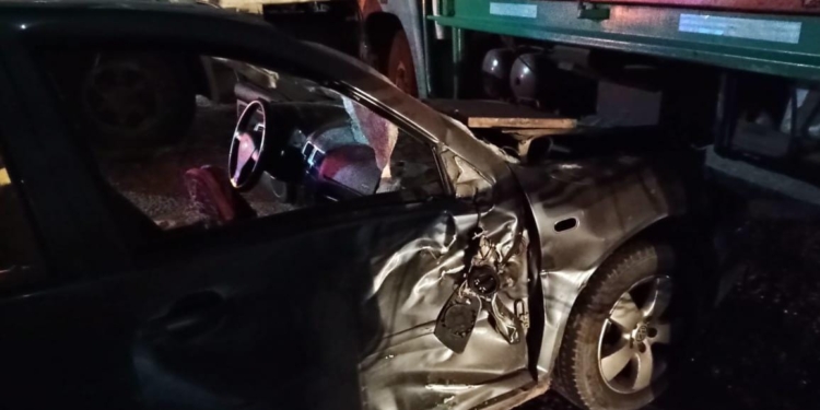 Un auto chocó y quedó debajo de un camión en Ruta 34: una mujer herida