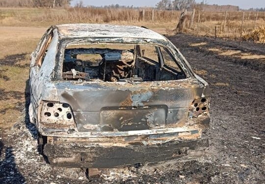 Encontraron un auto quemado en Andino que había sido robado en Rosario