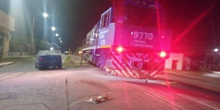 No advirtió la presencia del tren en Timbúes y fue embestido: una mujer herida