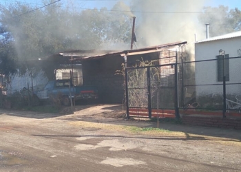 Encendieron una estufa a leña y se incendió una vivienda en Barrancas con daños totales