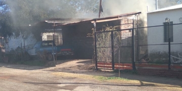 Encendieron una estufa a leña y se incendió una vivienda en Barrancas con daños totales