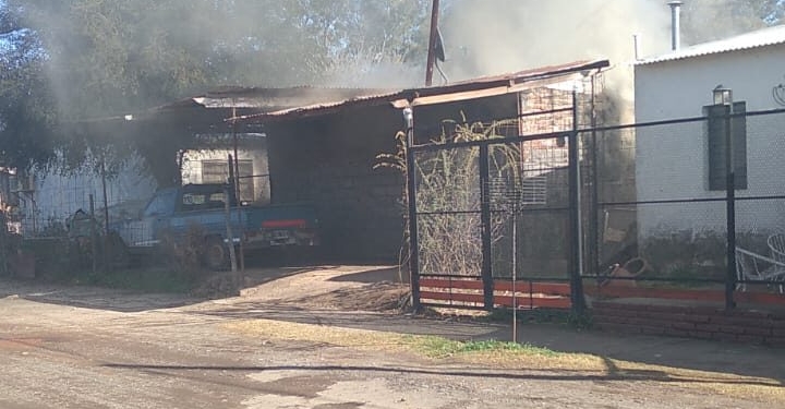 Encendieron una estufa a leña y se incendió una vivienda en Barrancas con daños totales