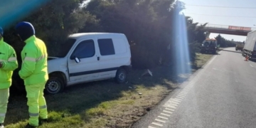 Un utilitario despistó en autopista y terminó contra los arbustos del cantero central
