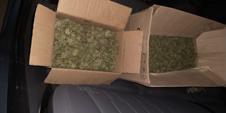 Golpeó a su pareja, lo detuvieron y le encontraron dos cajas con droga