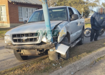 Una camioneta colisionó contra una columna de alumbrado público en San Genaro