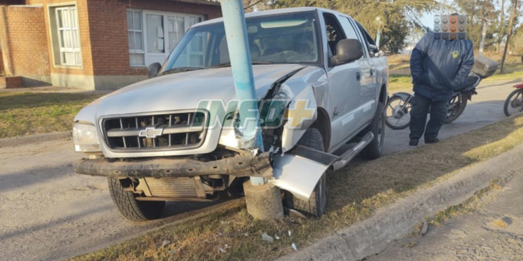 Una camioneta colisionó contra una columna de alumbrado público en San Genaro
