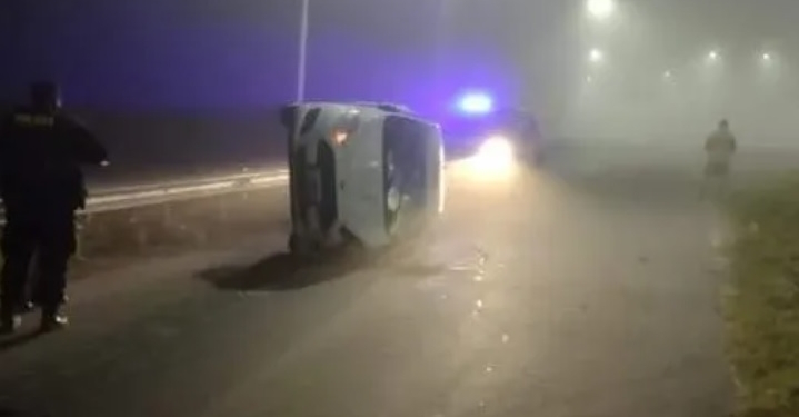 Niebla y vuelco en la autopista Rosario Santa Fe