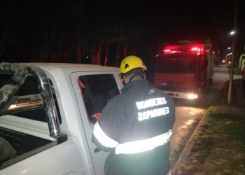 Una nena fue rescatada por bomberos tras quedar encerrada en una camioneta
