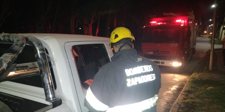 Una nena fue rescatada por bomberos tras quedar encerrada en una camioneta