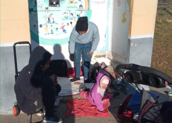 Una familia venezolana quedó en la calle, está en Ibarlucea y quiere volver a su país