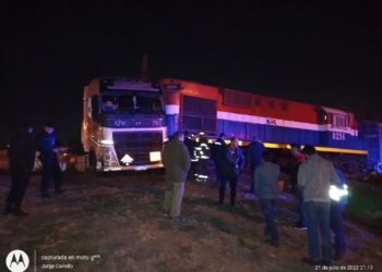 Un camión y un tren protagonizaron una fuerte colisión en San Lorenzo