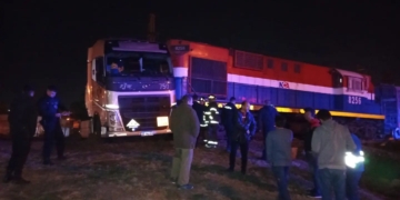 Un camión y un tren protagonizaron una fuerte colisión en San Lorenzo