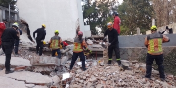 Derrumbe en Rosario: Bomberos de Serodino se sumaron a las tareas de rescate de un hombre