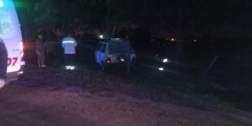 Viajaba alcoholizado por Ruta 11 y se estrelló contra un árbol