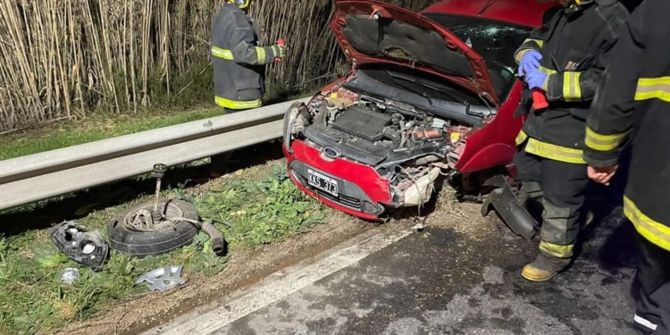 Un auto chocó contra un transformador en Totoras y otro despistó en Ruta 34