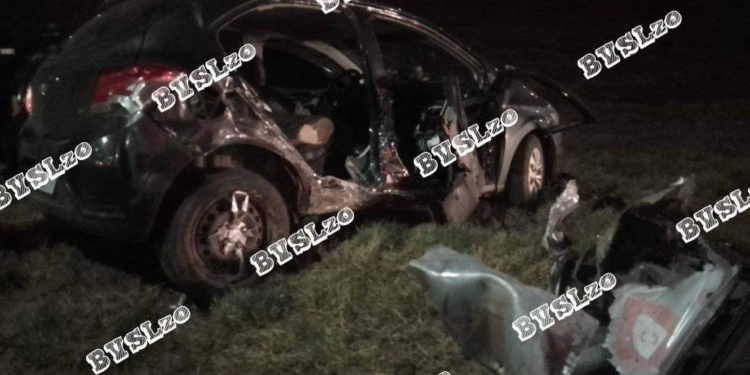 Un auto volcó en autopista y debieron rescatar a sus ocupantes