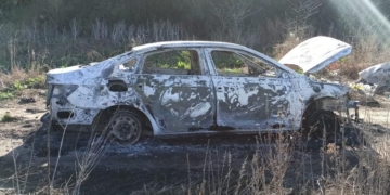 Misterio por un auto incendiado y abandonado en Timbúes