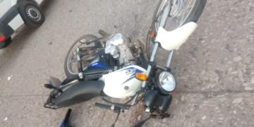 Un camionero de Díaz y un motociclista de Timbúes chocaron en Ruta 11: un herido grave